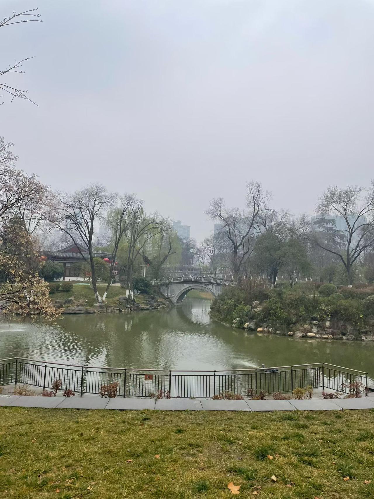 某校长入职幸得父亲帮，四十登坛掌校纲。台上讲话很激昂，台下暗室有私囊。