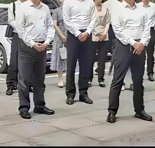 大家发现了吗？在正式场合，体制内的男人大多数都是穿着皮鞋上班的，运动鞋根本不能在