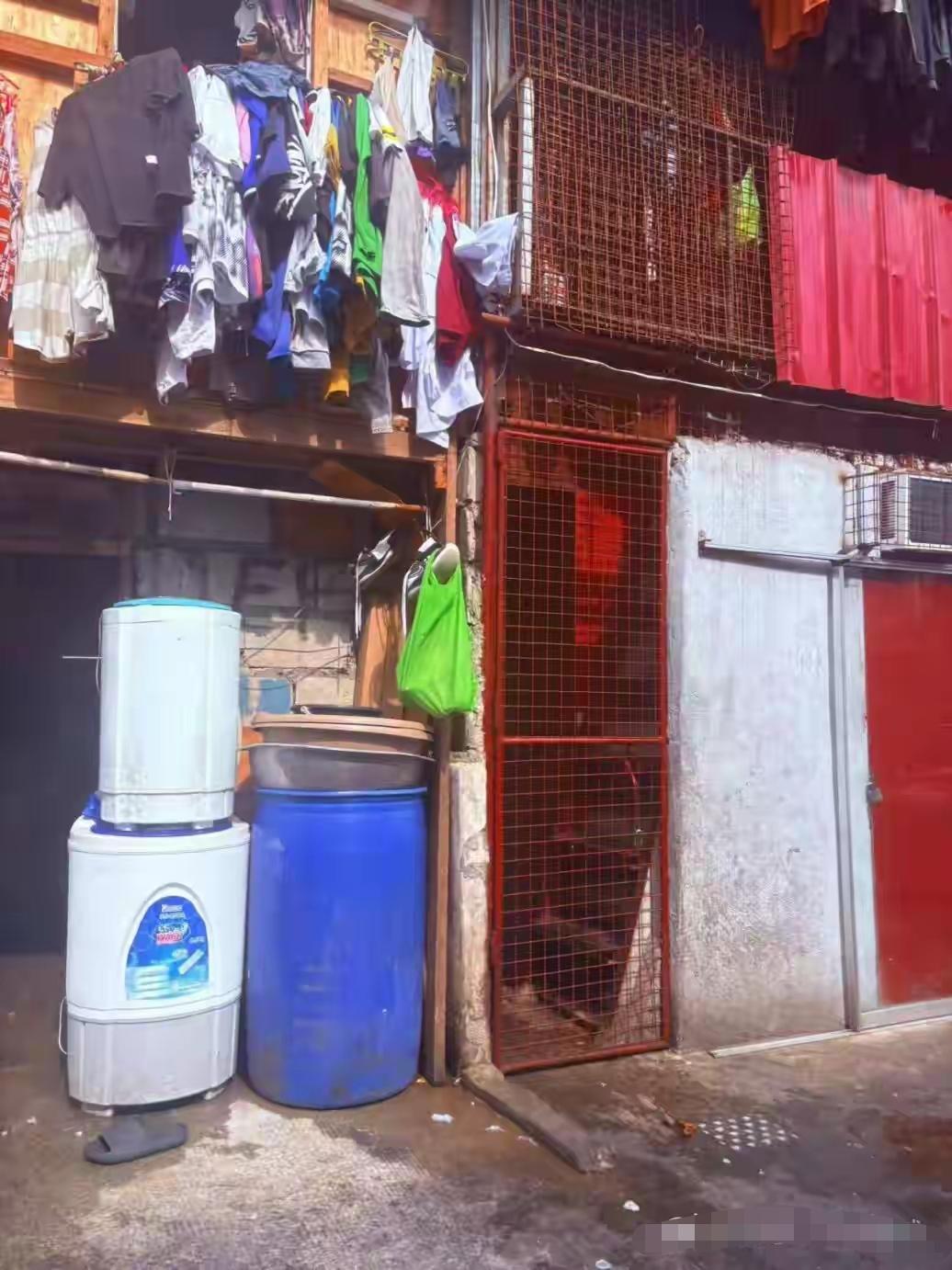 马尼拉有一种食物叫pagpag——从富人区垃圾堆里翻出来的剩骨头，洗净油炸，再卖