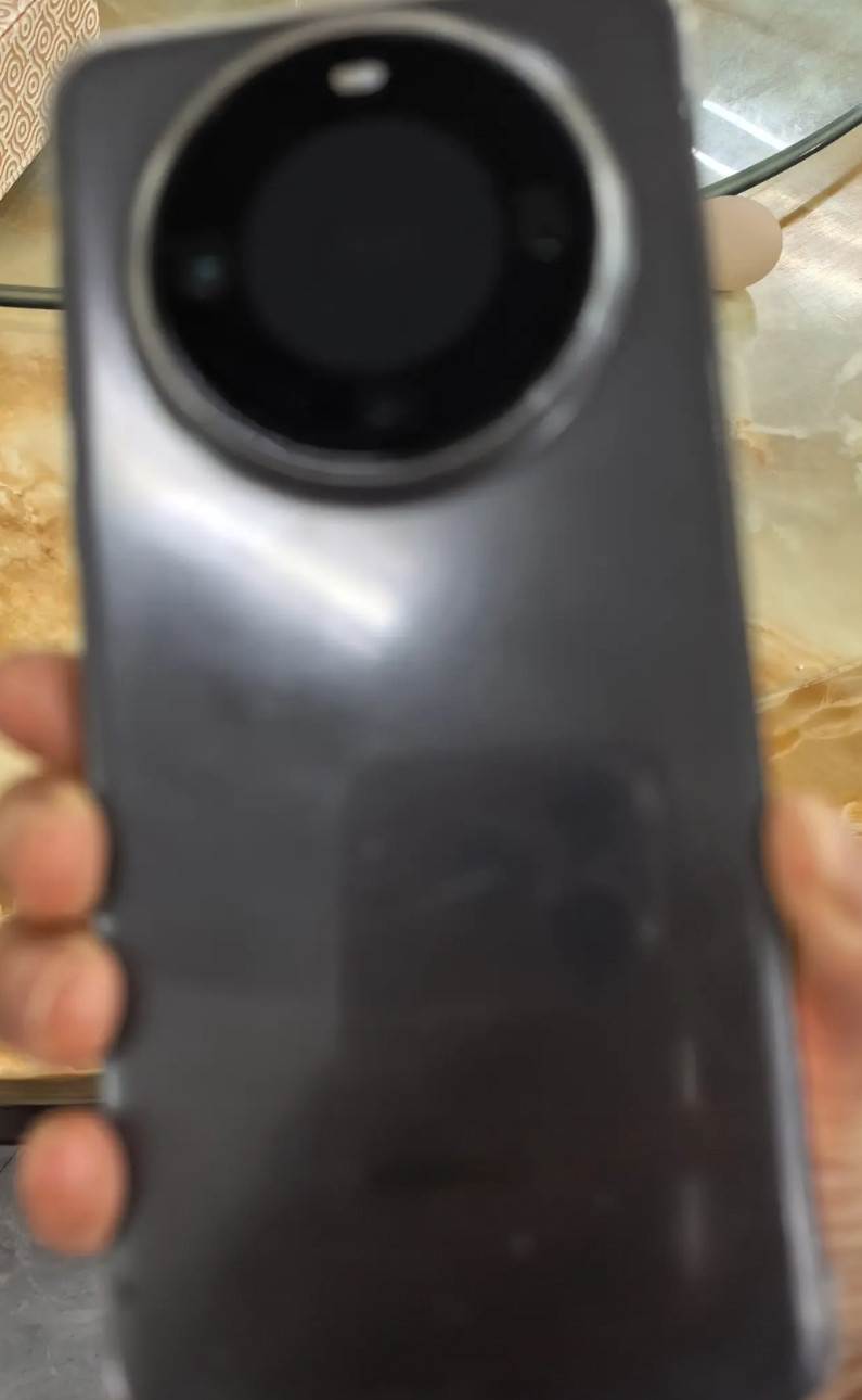 这是我们领导的手机，我今天上班领导出去倒水了，我顺手拿起来偷拍了一下，不知道这款