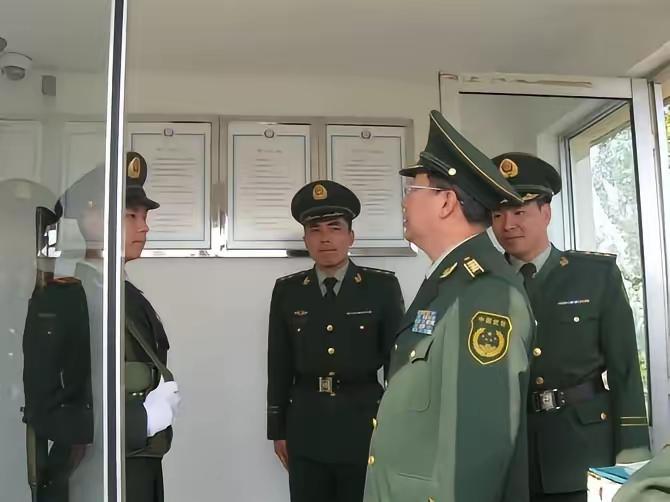 其实图中站着的这位虽然是大校军衔，但是绝对不能叫他师长，这种在解放军中应该叫军长