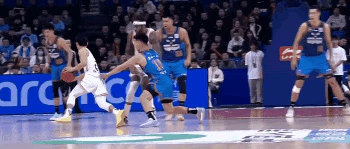 别被慢镜头骗了。徐杰那个“伸脚”动作，上过野球场的都懂。你跳投时被侧身猛撞一