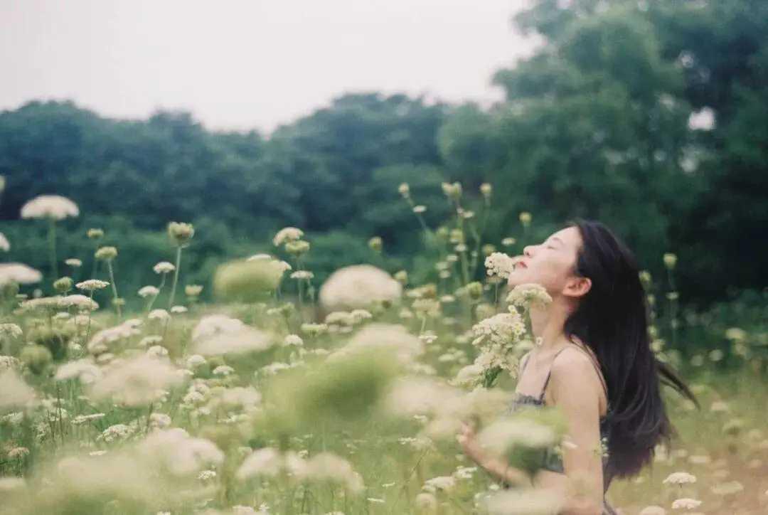 大彻大悟是智慧的升华，我们出生在这个世界，被眼前纷乱的假象所迷，在世间中沉沦往复