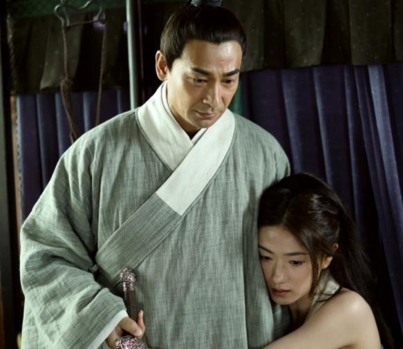 1561年，戚继光偷偷娶了3个小妾，生了5个儿子，发妻王氏知道后提着利刃杀气腾腾