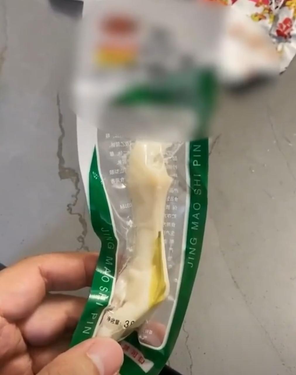 辽宁朝阳的一位男子最近遇到了一件烦心事。他买了一包泡椒凤爪，想吃里面的泡椒，用手