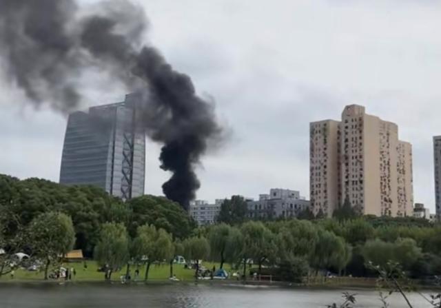 今天中午时分黄兴公园起火 幸无人员伤亡