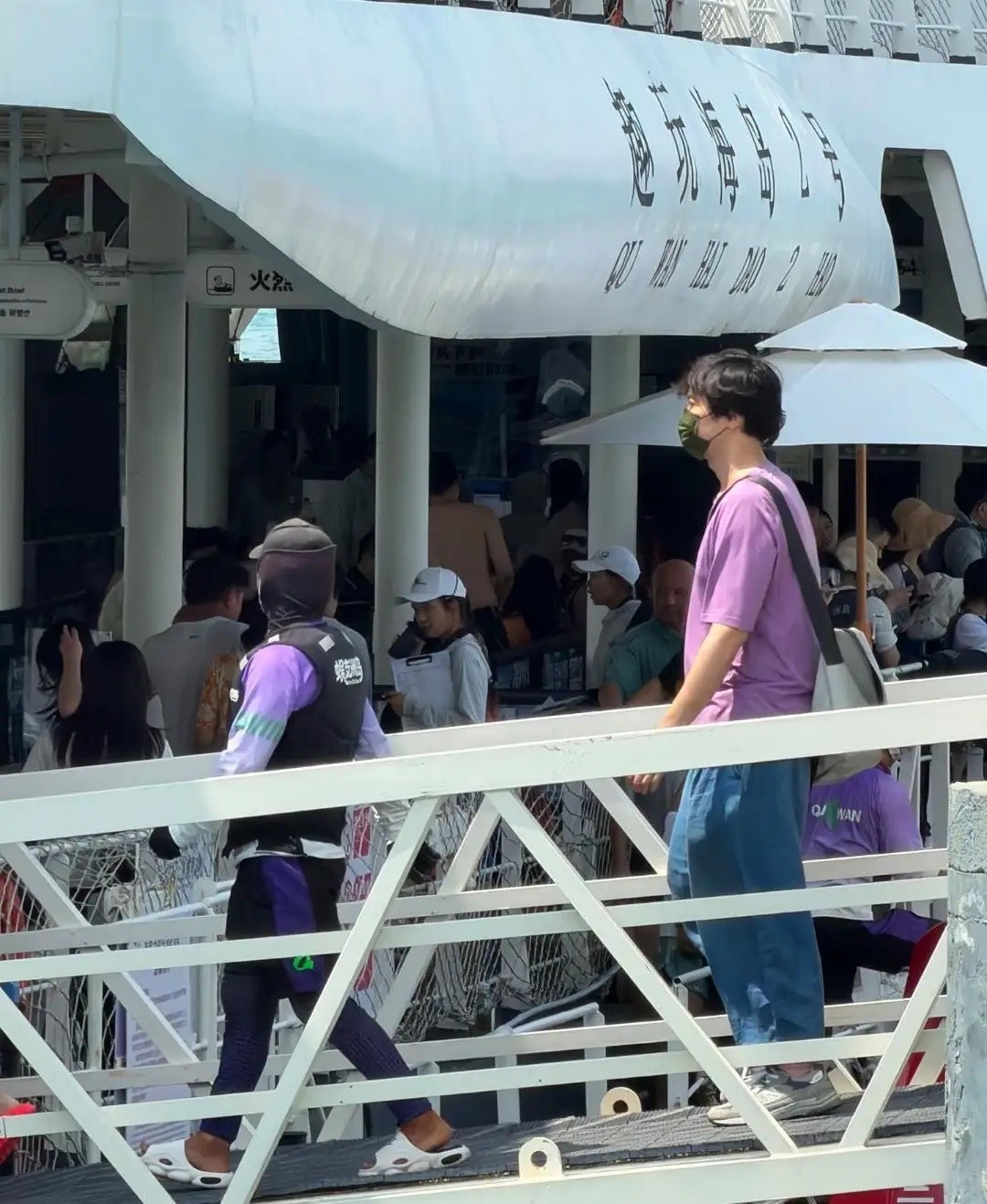 王传君和老婆齐溪，女儿一起现身海南三亚旅游，他看起来胖了不少，身材高大，帮老婆提