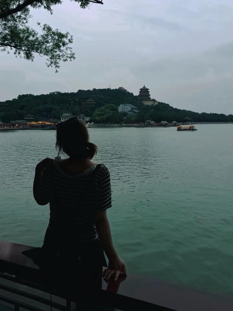 来北京一定要去颐和园 景色真的太美了 有种人在画中游 画在景中走的感觉