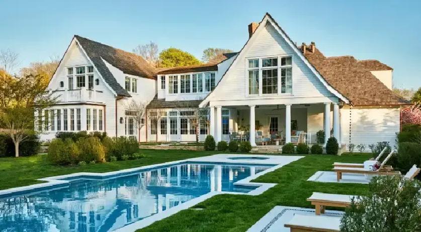 史泰龙花两千五百万美元在东汉普顿买了栋豪宅，说是送给三个女儿的礼物。表面看是宠女