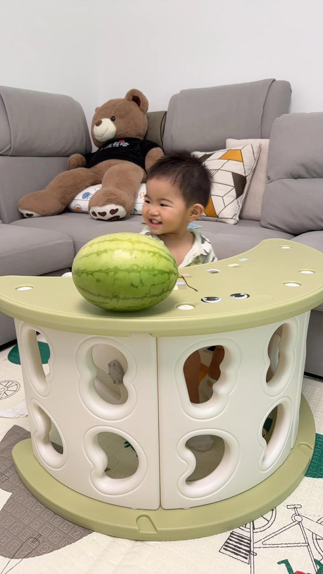 【新买的玩具来啦】一套新桌椅，即可当座椅，又能当溜溜坡用😀宝宝与西瓜挑西瓜的