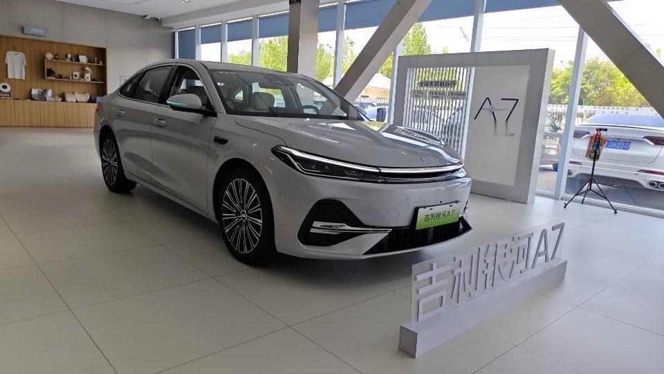 吉利银河A7预售价10.38万起你就这么理解，这车价格对标秦L和海豹06，尺寸