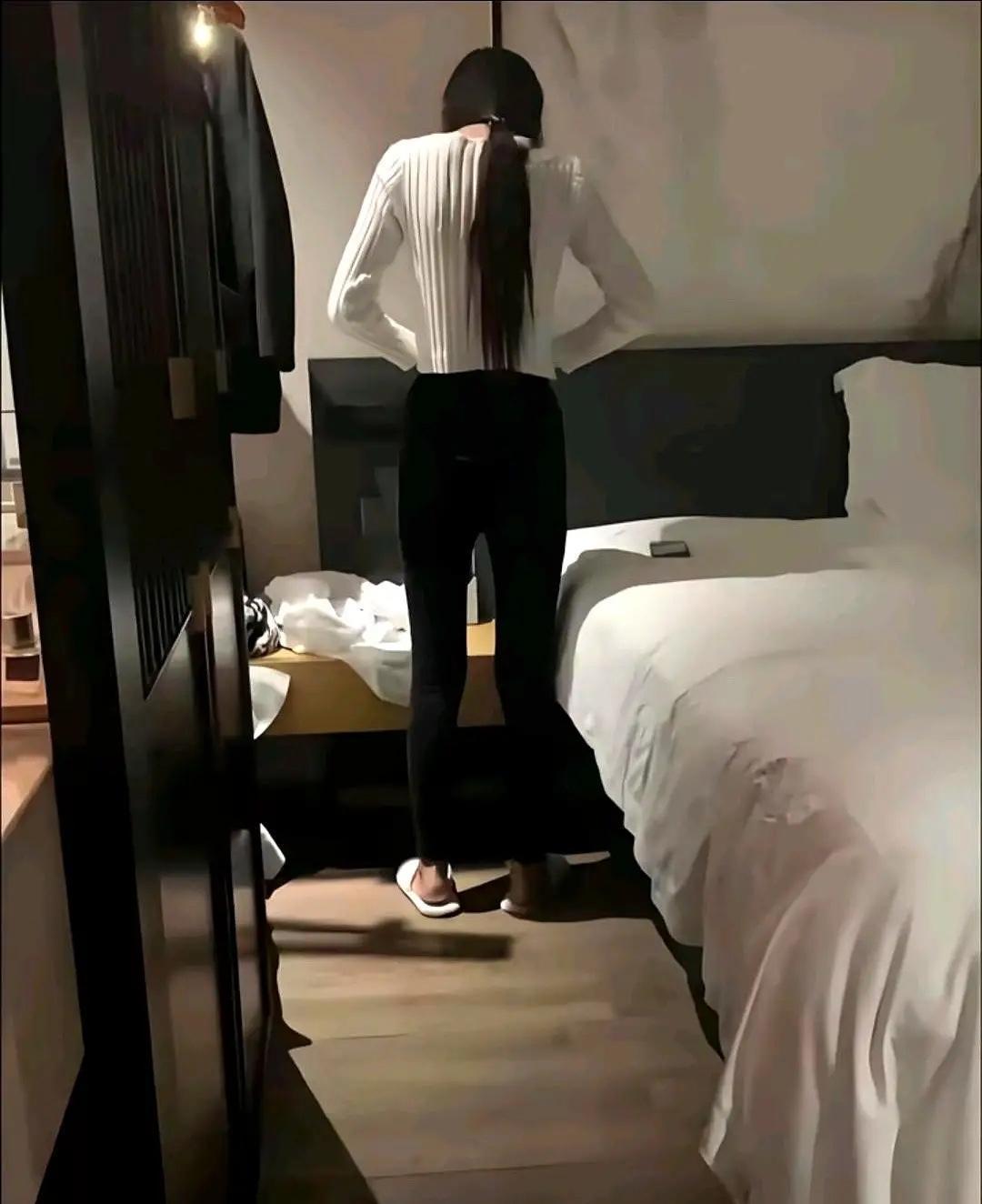 深夜某大社交论坛里,一个00后男生发帖说和异地恋女友只有短暂相聚,临别前拍下