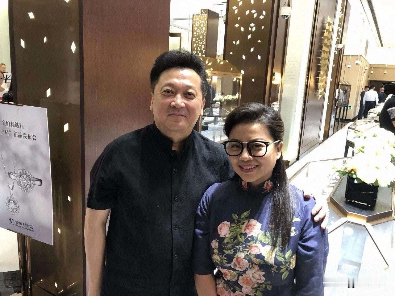 郁钧剑“搭”张也肩膀，压不住的嘴角，心里一定笑开了花。‌照片中，郁钧剑一身中