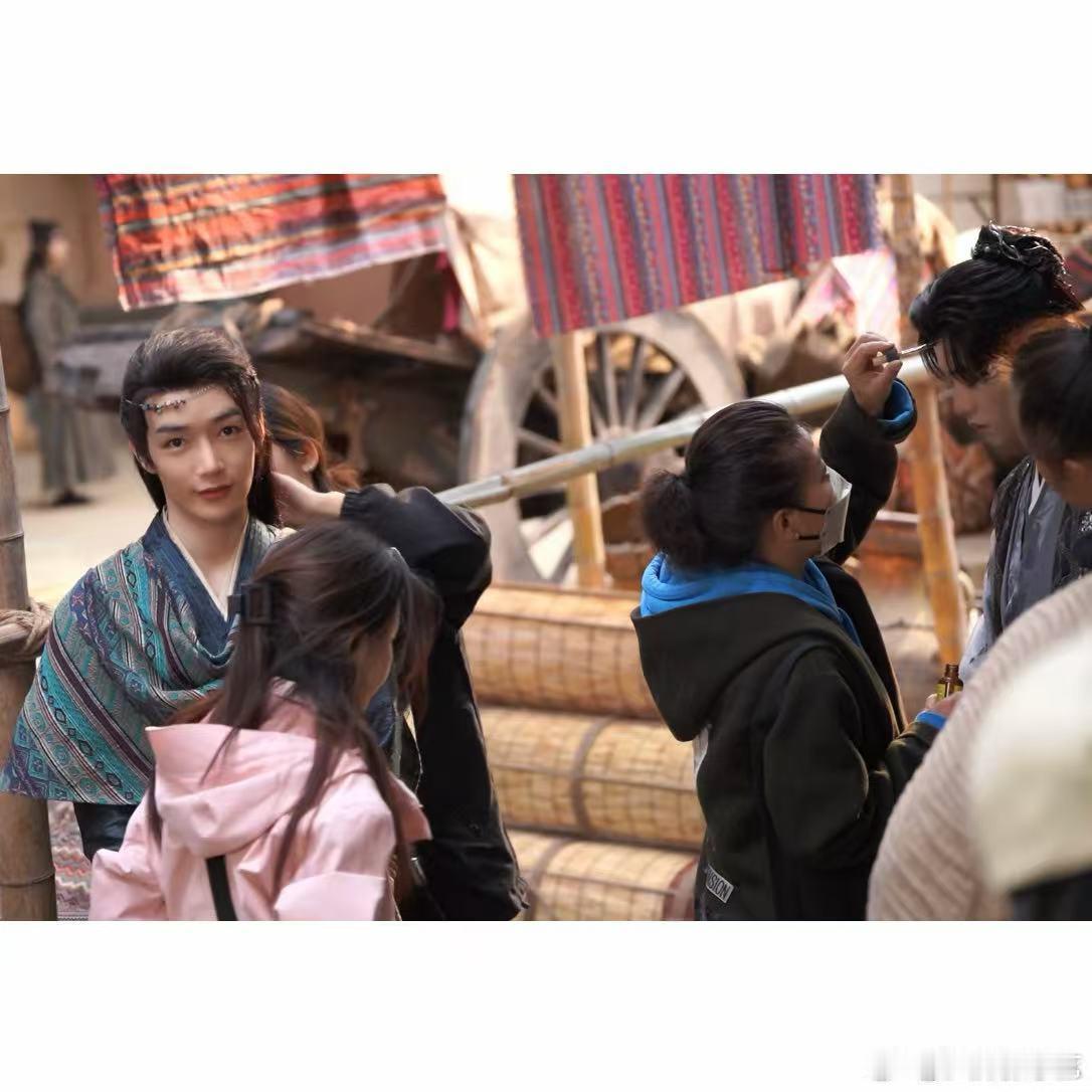 林凯分享了没见过的任嘉伦林凯镜头下的任嘉伦和任嘉伦，戏里是乖乖听话的好弟弟，戏