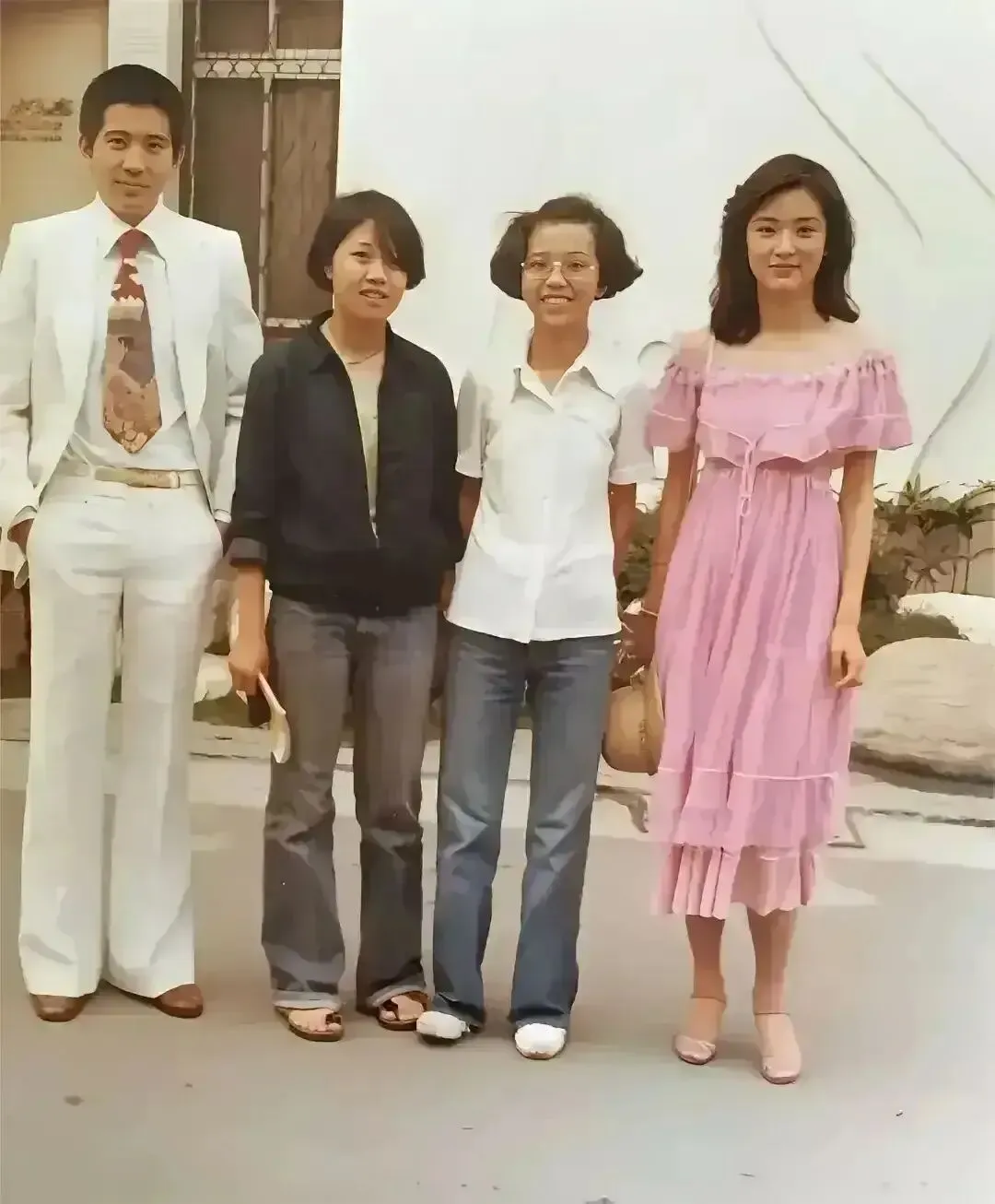 这图里有三个巨星，你认出了哪一个？