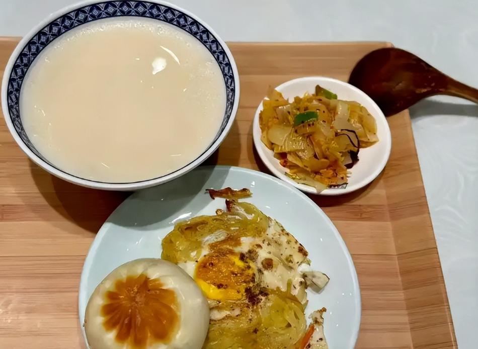 早餐不仅要吃，更要趁早！晚于这个时间点，或要承受3个代价早餐吃不吃争了很多年