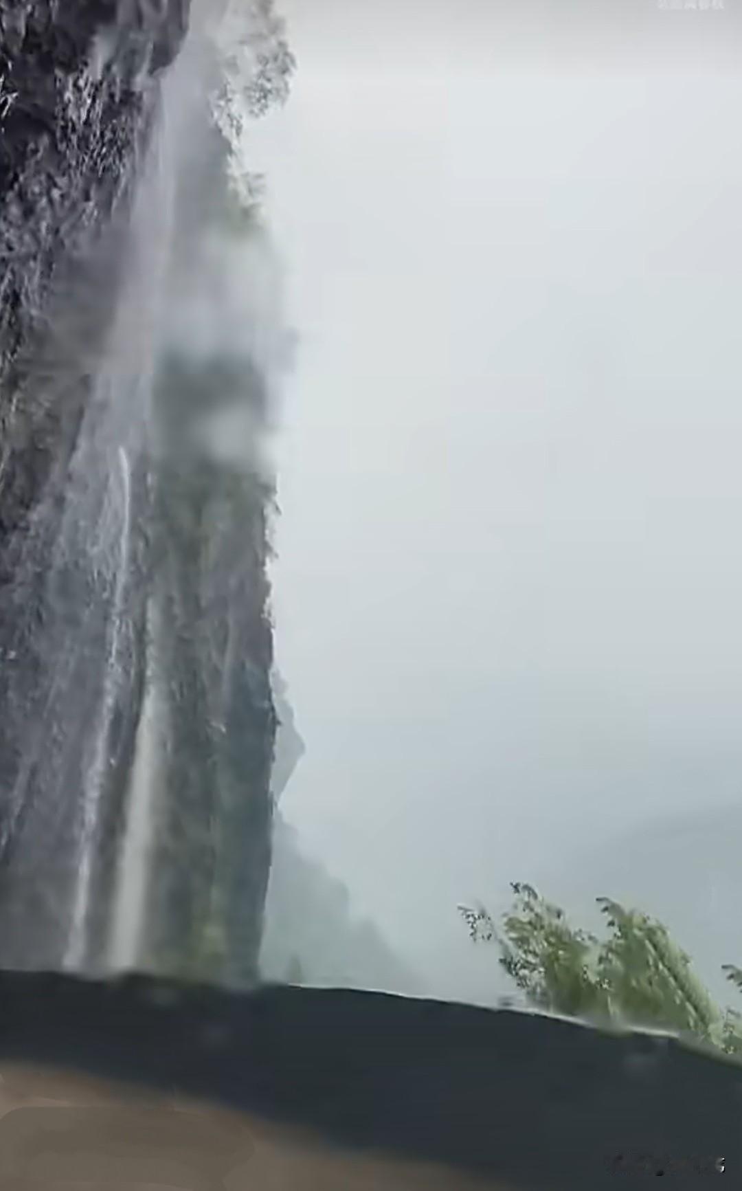 湘西一男子发视频称，自己开车几十年，第一次遇到这种特大暴雨。当时男子走在盘山路