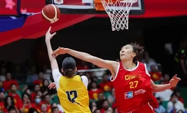 北京时间6月16日，李梦发长文回应离开中国女篮。以李梦为核心的女篮前几年的确处于