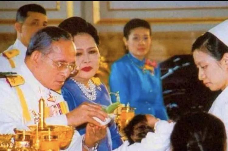 提帮功王子是普密蓬国王夫妇最小的孙子，老两口对提帮功是看在眼里，疼在心上；尤其