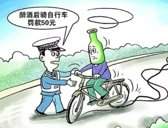 荒唐！男子酒后骑自行车罚，怒怼交警：“我犯哪条法？”    李某酒后骑自行车吵