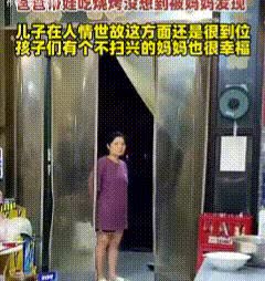 抓个正着！男子带孩子下楼买作业本，途经一家烧烤店时男子没忍住进去了。就在男子和两