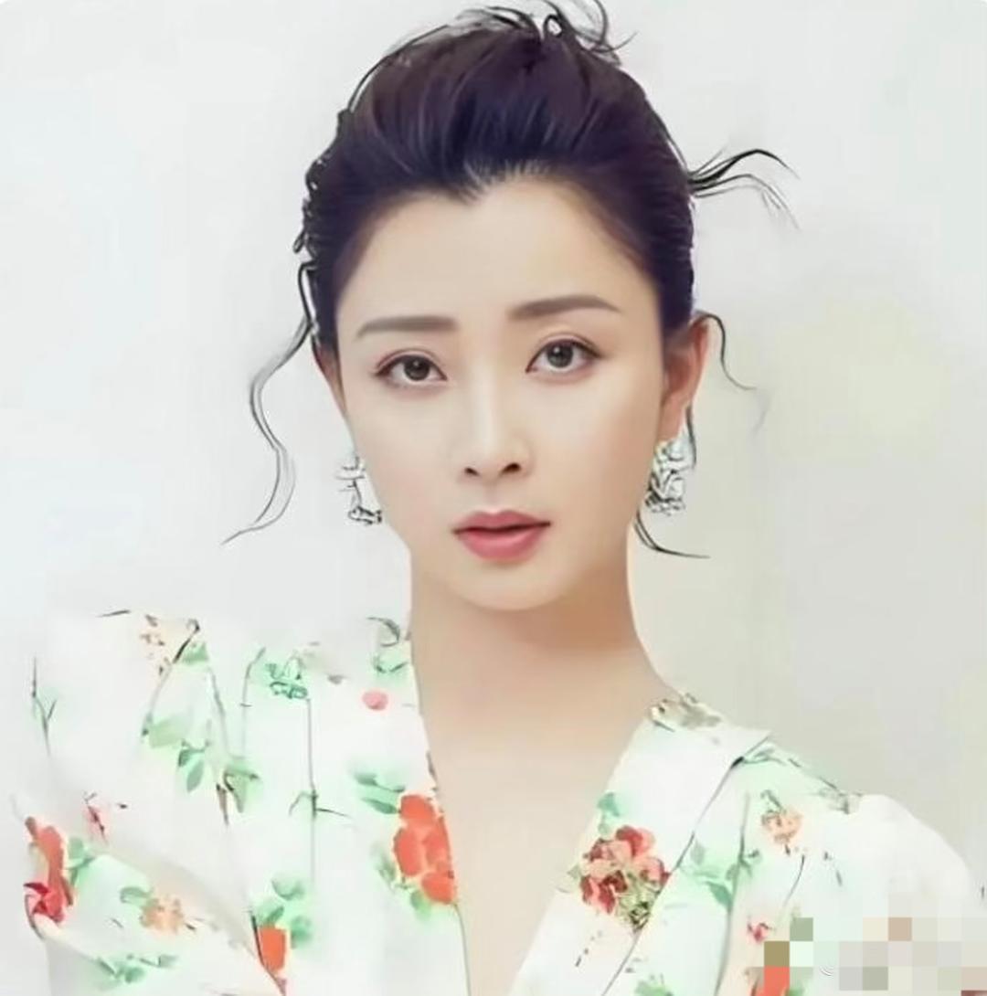 演员殷桃的几段感情经历，一直备受大家关注： 1.前夫沈俊成，重庆人。他是沈