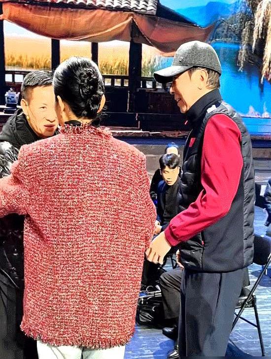 央视连重播都不给，这台春晚捅了谁的马蜂窝？倪萍、冯巩、朱军、陈佩斯、蔡明，这些央