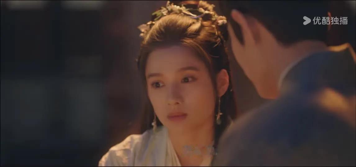 完了，战战的嘴又让人给叼啦[捂脸哭]那个女银，你躲开，让我来[笑着哭]肖战