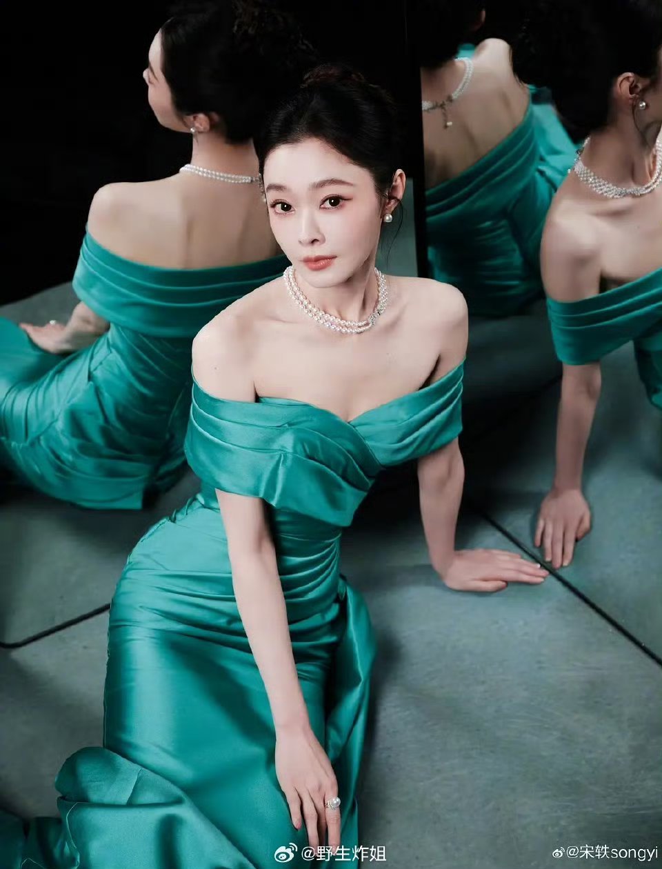 宋轶微博之夜造型出图，青绿色的抹胸裙，很古典的美人