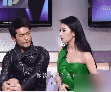 刘亦菲把古巨基看傻了，这事真不怪他。19岁那年演小龙女，她是纤细清冷的白月光；到了36岁，脖子上挂着