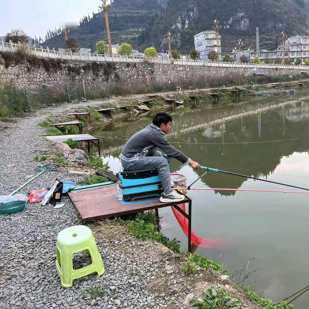 有谁钓鱼像我这样子的，线组用3.0的。子线用0.30.4都可以。漂子就不用说了，