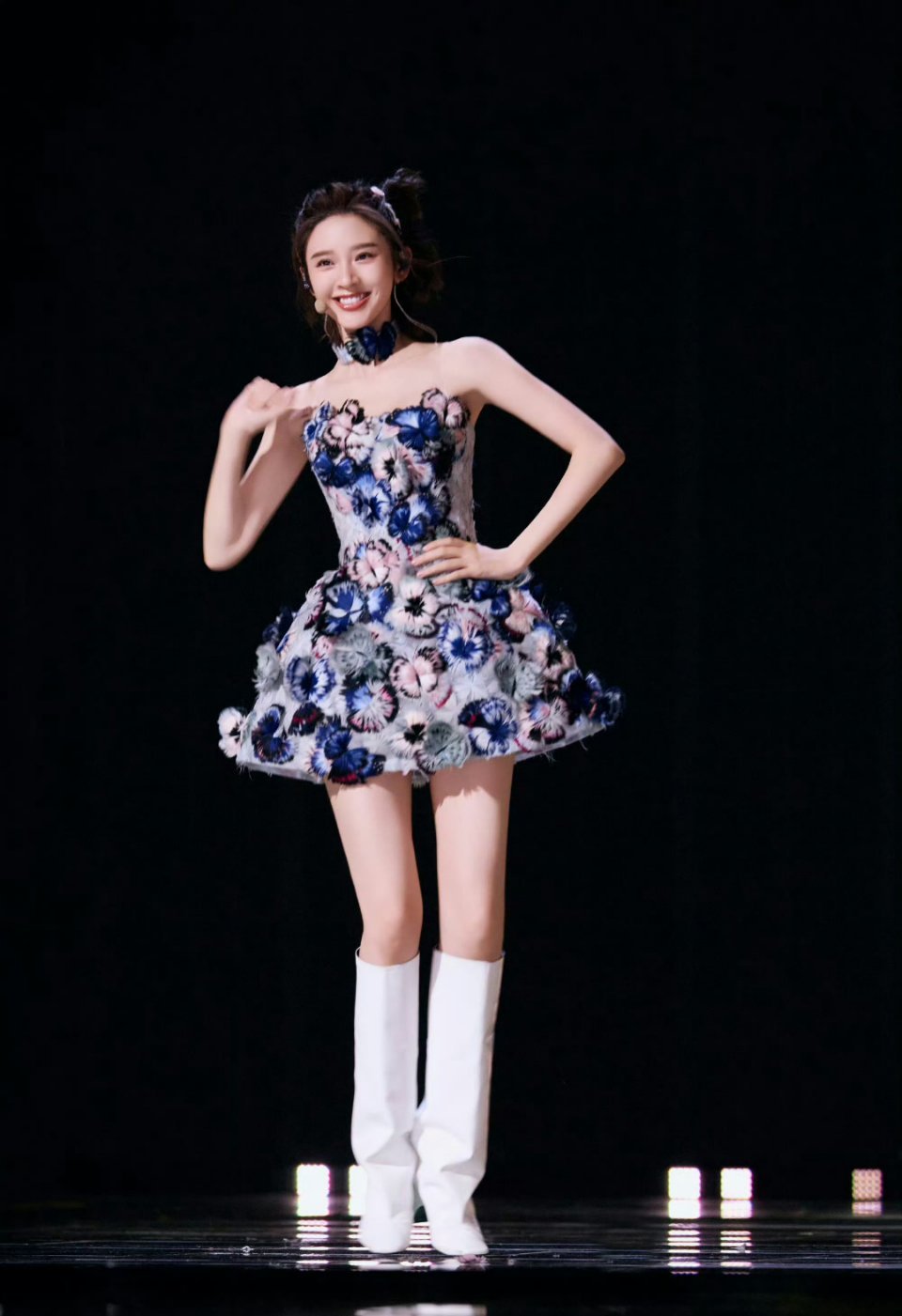 38岁的唐艺昕打扮的像18岁，嫩的能掐出水来，这状态绝了