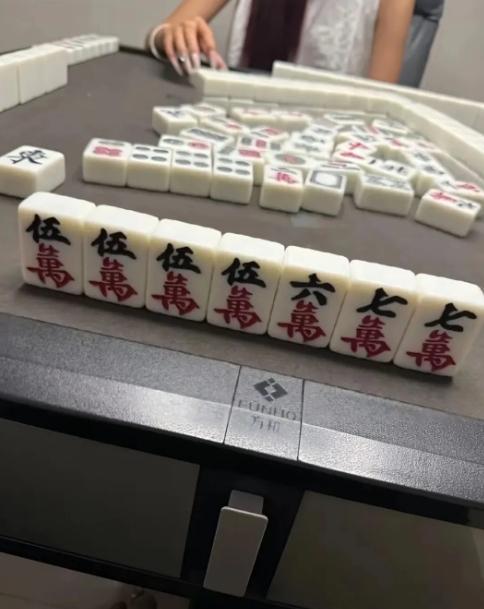 麻了！这牌到底胡啥？看完我直接举手投降我盯着这副手牌研究半天，五万三张是刻