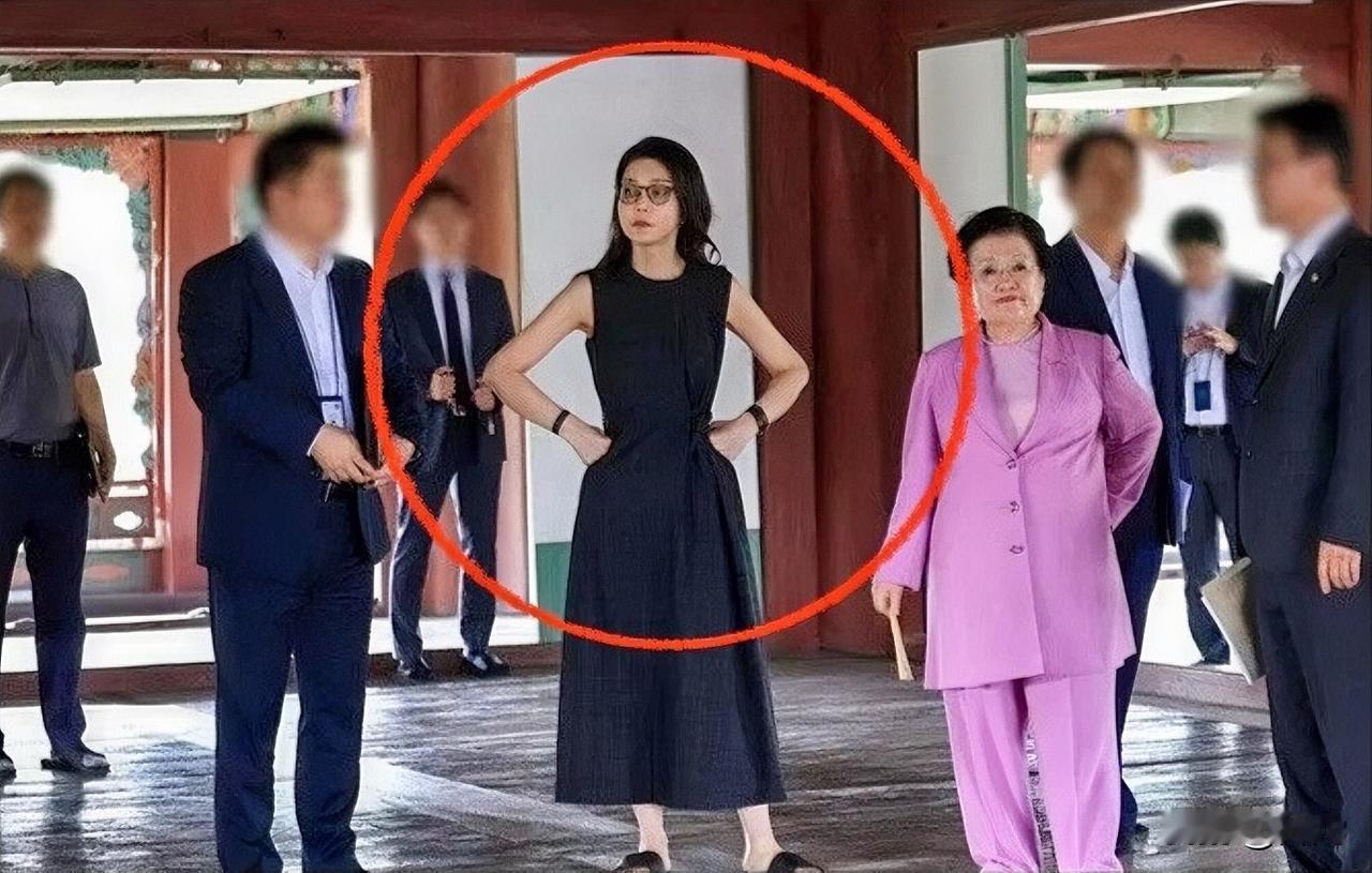 照片曝光!韩国前总统尹锡悦夫人金建希韩被曝曾坐上韩国国宝级文物国王御座!韩国媒体