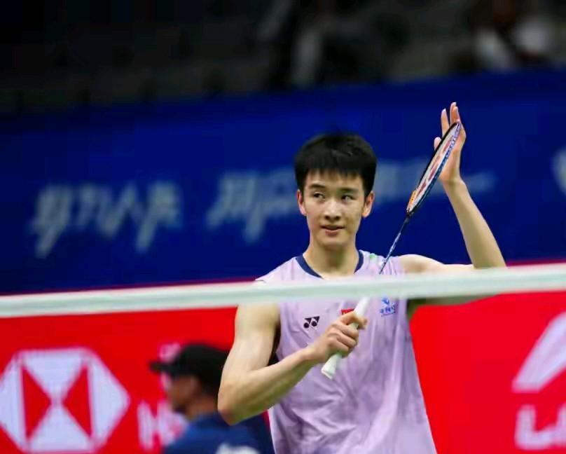 羽毛球中国大师赛单打预测李诗沣#李诗沣#打林俊易，两岸德比，上轮林俊易爆冷淘