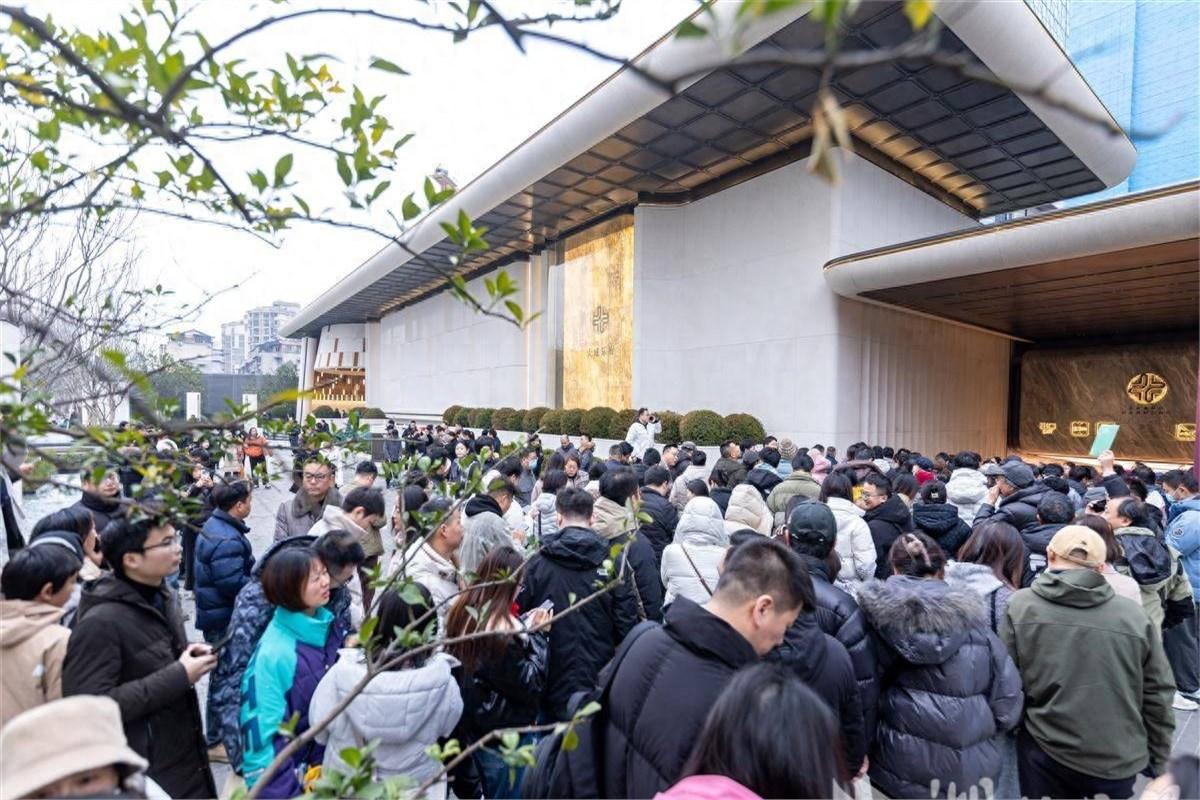 汉阳楼市，又见“日光盘”。昨天，金地大成乐府加推的160套房源，在开盘当天宣告全