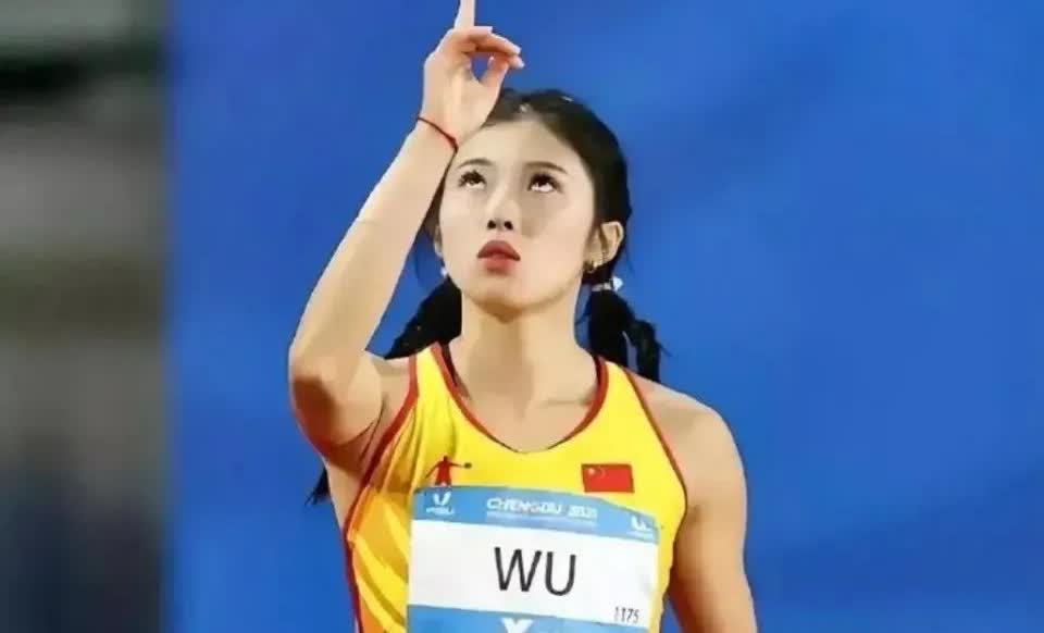 吴艳妮真是去世锦赛凑人数的吗？世锦赛需要40人大名单所以她勉强凑个人数，