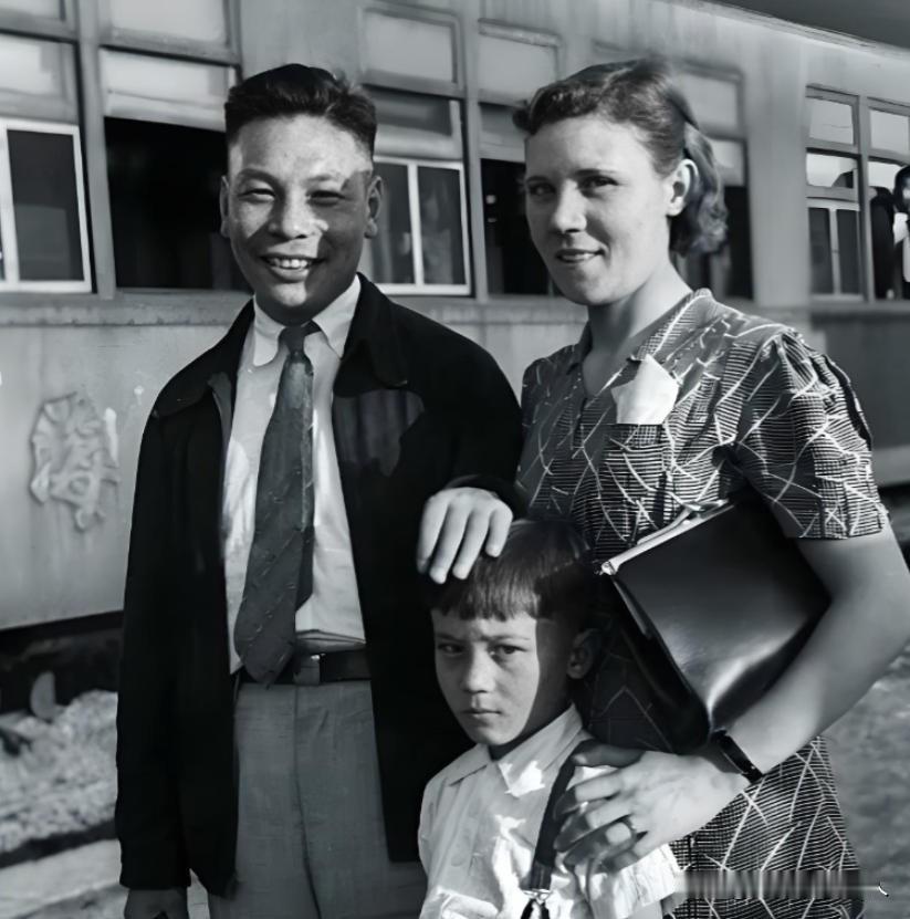 蒋经国在莫斯科留学，和冯玉祥女儿冯弗能谈恋爱，并发生关系，冯弗能是他的初恋。但他