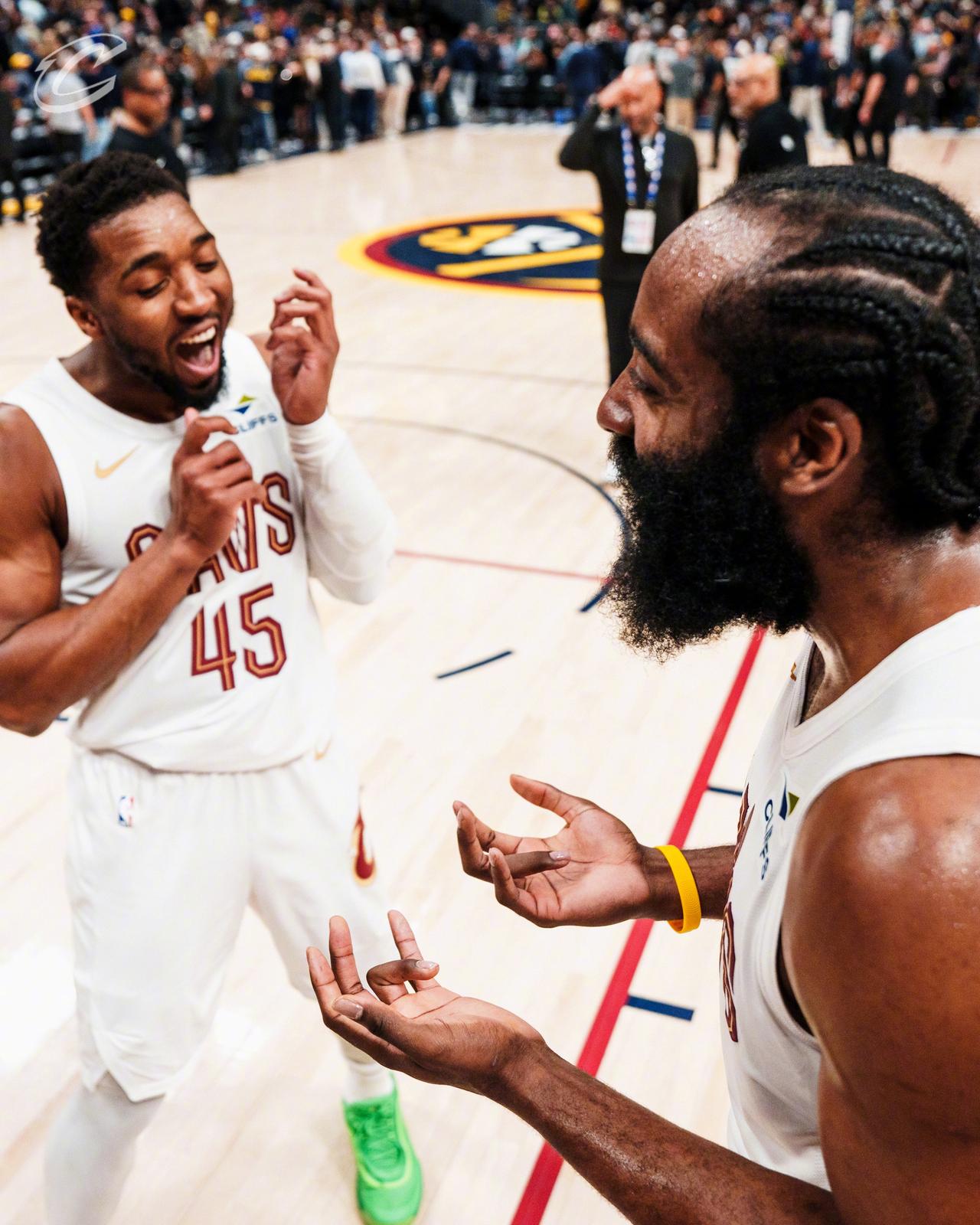 哈登和米切尔真有点“相见恨晚”的感觉了！米切尔相信哈登，哈登也没让人失望，连续