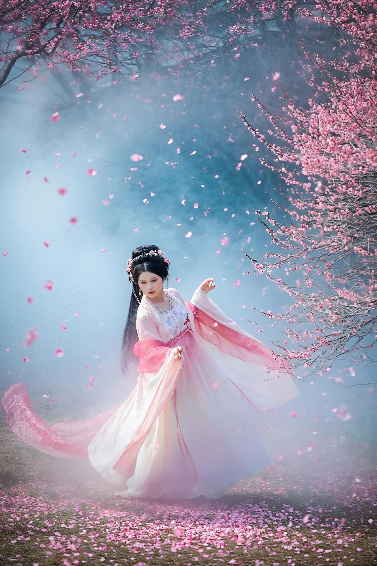 梅花丛中的汉服美女