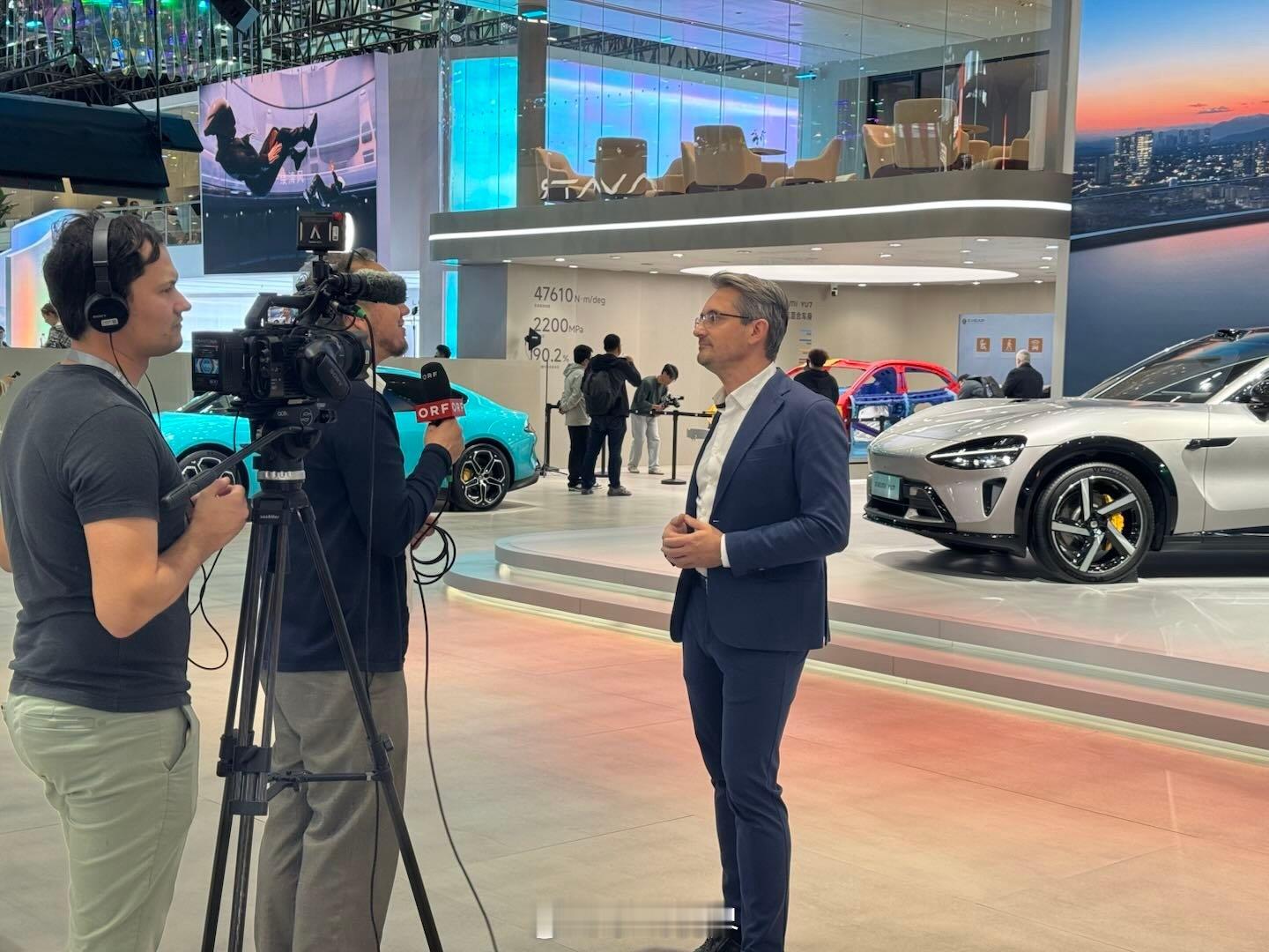 小米展台这人气真是绝了！又是排长队，又是送车模（一万个！），感觉整个车展的流量都