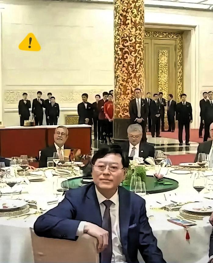 马斯克来华引热议，昔日对话场面引人深思！近期马斯克到访国内，多年前他与杨