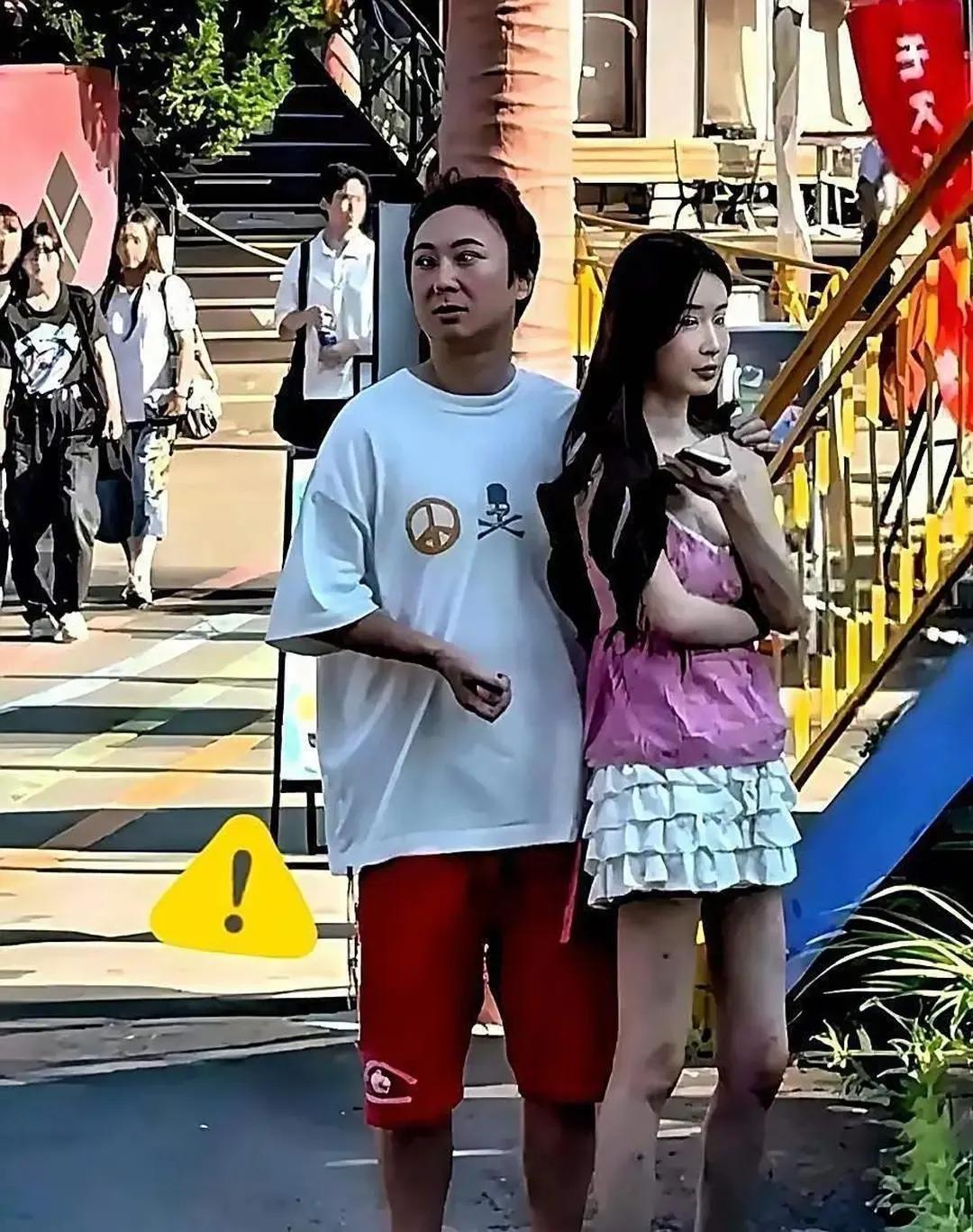 怎么感觉王思聪与这个女的他们俩互相眼神不对，你不愿意看我，我不愿意正眼看你一眼的