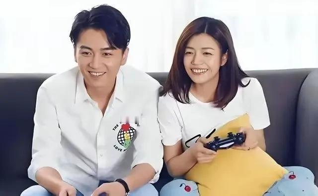 离婚才4个月，陈晓就给前妻陈妍希上了一课。一个是越来越帅的阳光暖男，而另一个