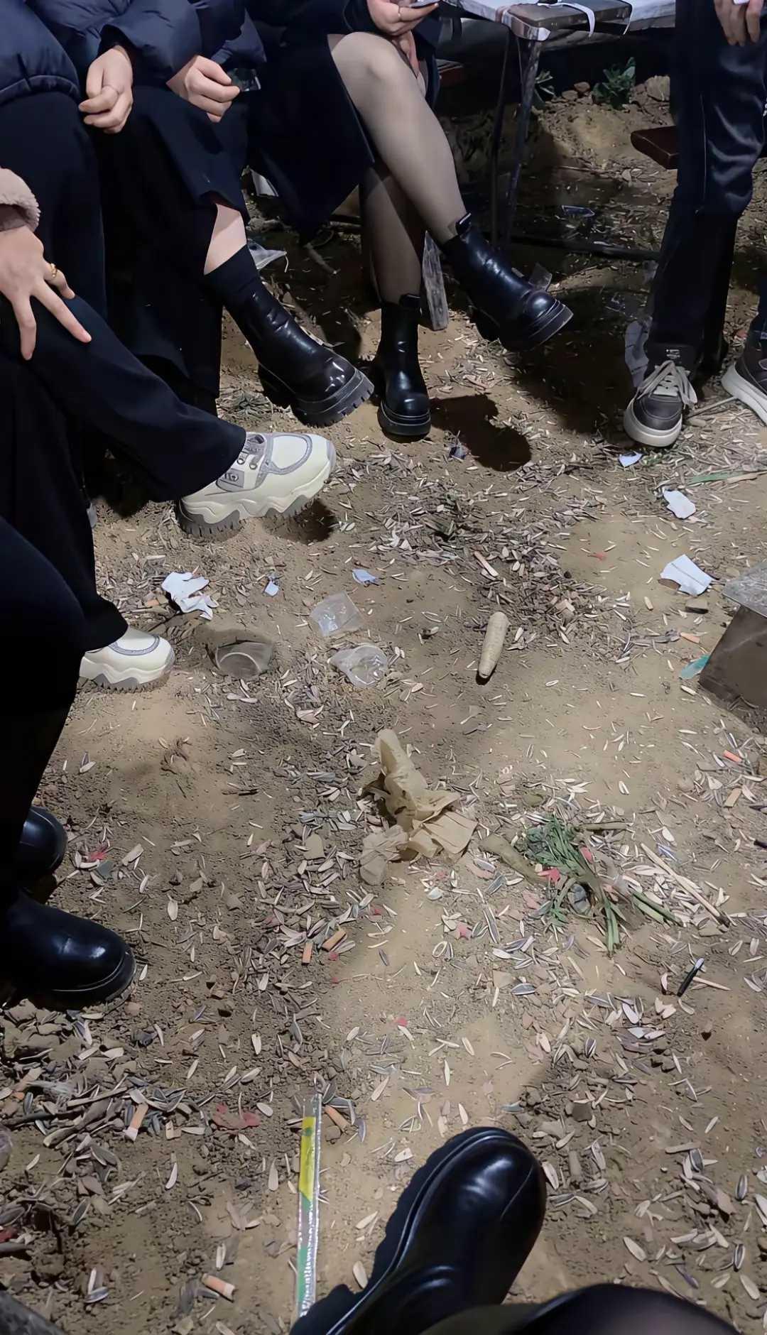 想上厕所，但不敢去，生怕上个厕所回来，位置就被抢了