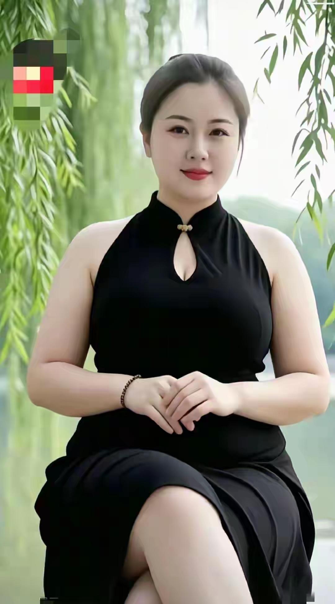 七律·柳畔姿垂绦拂岸漾清光，素绾云鬟着墨裳。玉扣凝襟藏古韵，柔眸含笑