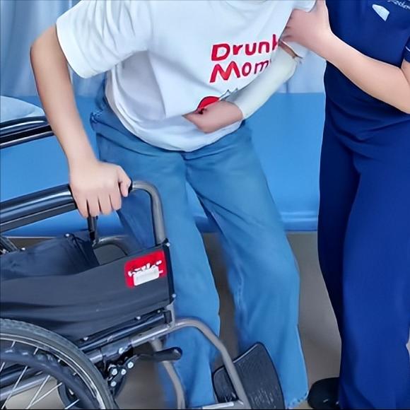 偏瘫后光练走路可不行？位移比会走更重要！很多偏瘫朋友和家属都有一个执念：什么