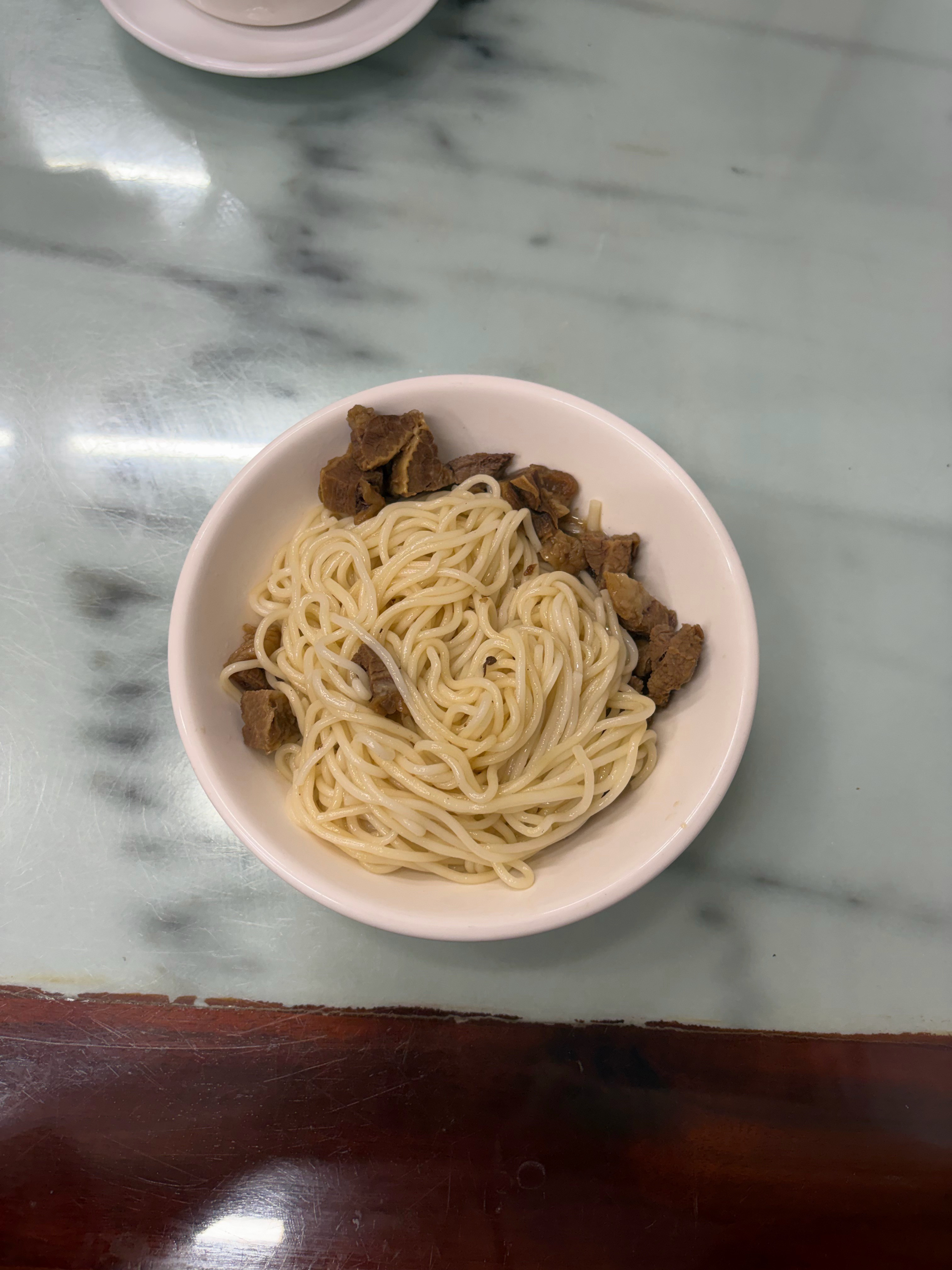 今天吃了一碗牛腩面。20元，只有牛腩和面。非常朴实，换做往常我早就大发雷霆。吃第
