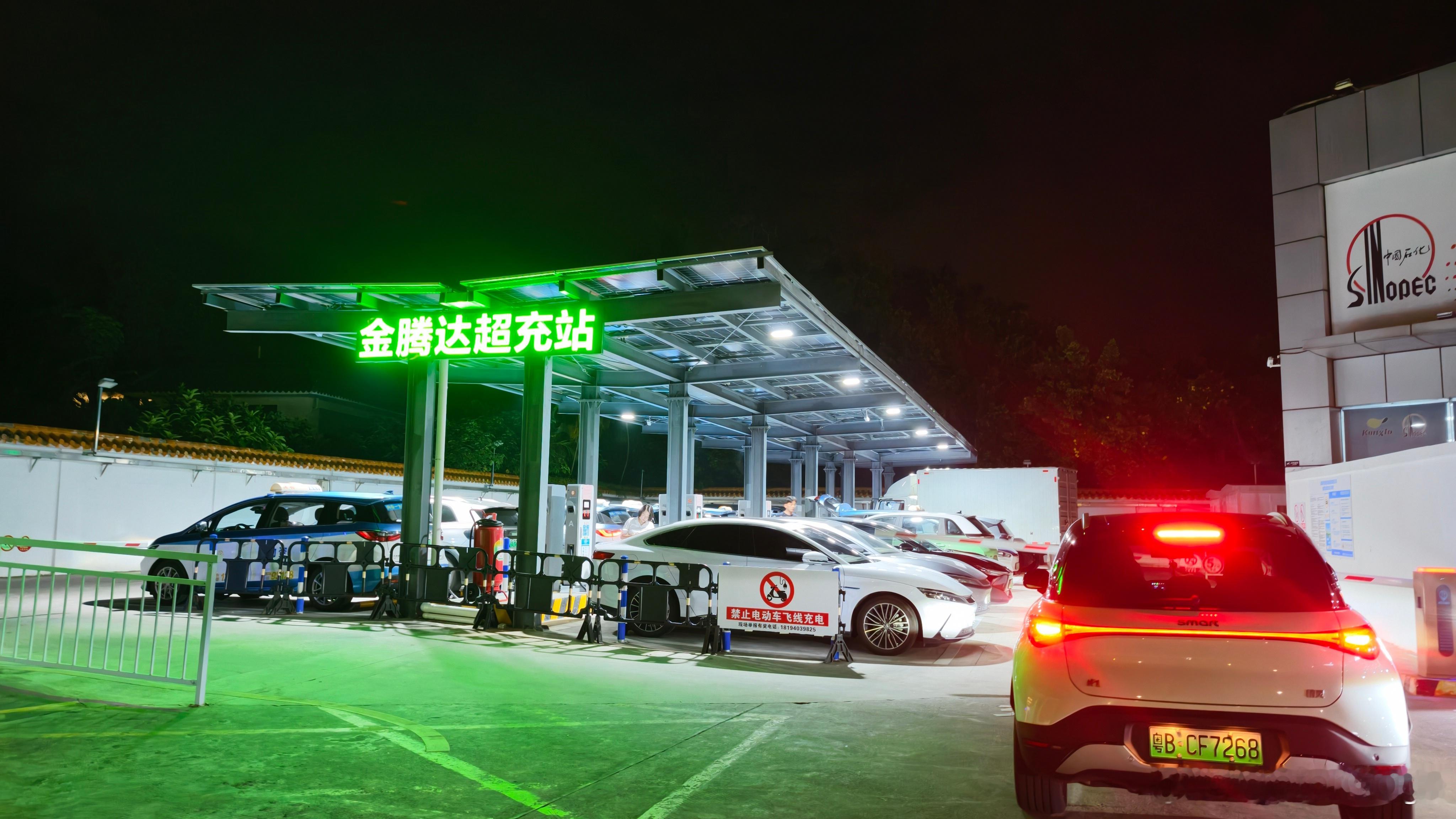 深圳凌晨2点的充电站，所有的充电位都满了，除了网约车，也有不少私家车。大家都