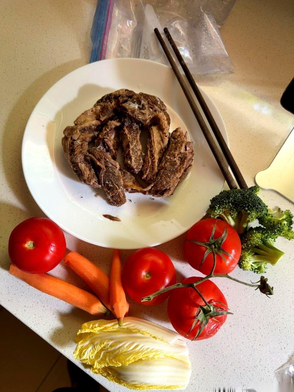 刚想切块牛排，手机屏幕亮了，一行字跳出来：“你的胃消化不了。”我拿着刀的手停在